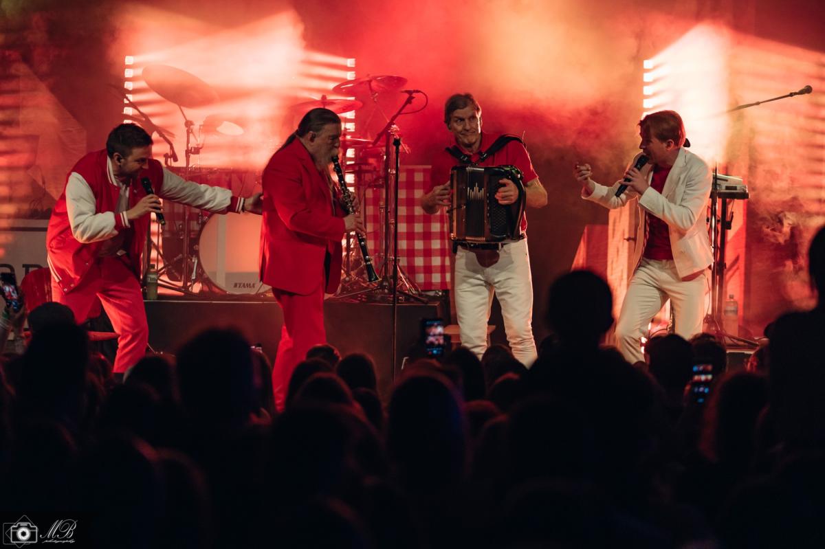 KET - Kultur & Eventhalle Tuggen - KET Eröffnung mit Stubete Gäng
